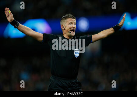 Manchester, Regno Unito. 19 settembre 2018. Arbitro Daniele Orsato durante la UEFA Champions League Group F match tra Manchester City e Lione al Etihad Stadium il 19 settembre 2018 a Manchester in Inghilterra. Credito: Immagini di PHC/Alamy Live News Foto Stock