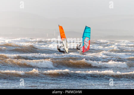 Barassie, Scotland, Regno Unito. 19 Settembre, 2018. Regno Unito: Meteo windsurfisti brave Storm Ali, il primo denominato storm della stagione invernale. Il Met Office hanno rilasciato un'ambra avviso meteo per questa zona con forti venti e piogge pesanti. Credito: Berretto Alamy/Live News Foto Stock