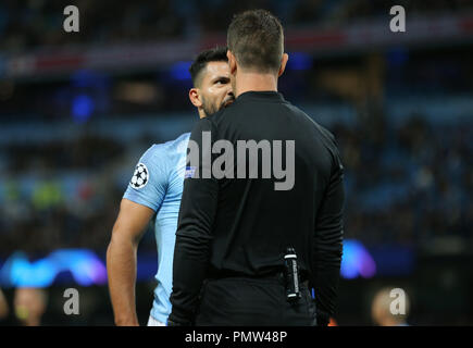 Sergio Aguero e ufficiali del Manchester City V LIONE Manchester City V LIONE, CHAMPIONS LEAGUE GRUPPO F 19 settembre 2018 GBD12207 Etihad Stadium, Manchester, Inghilterra 14/10/2017 rigorosamente solo uso editoriale. Se il giocatore/i giocatori raffigurata in questa immagine è/sono la riproduzione per un Club Inglese o l'Inghilterra per la squadra nazionale. Quindi questa immagine può essere utilizzata solo per scopi editoriali. Uso non commerciale. I seguenti usi sono anche limitato anche se in un contesto editoriale: Utilizzare in combinazione con, o parte della, qualsiasi non autorizzato di audio, video, dati, calendari, club/campionato loghi, scommesse, giochi Foto Stock