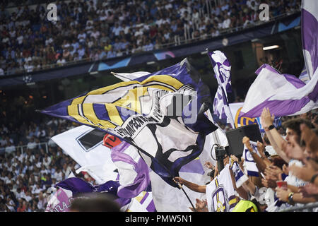 Madrid, Spagna. Xix Sep, 2018. Ventilatori e bandiere in azione durante la UEFA Champions League match tra Real Madrid e Roma a Santiago Bernabeu il 19 settembre 2018 a Madrid, Spagna Credit: Jack Abuin/ZUMA filo/Alamy Live News Foto Stock