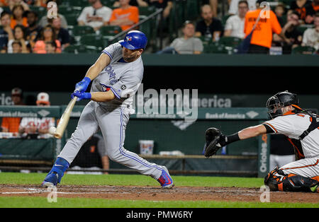 Baltimore, Stati Uniti d'America. Xix Sep, 2018. Toronto Blue Jays designato Hitter #8 Kendrys Morales ottiene un colpo durante un Major League Baseball gioco tra il Baltimore Orioles e il Toronto Blue Jays a Camden Yards a Baltimora, MD. Justin Cooper/CSM/Alamy Live News Foto Stock