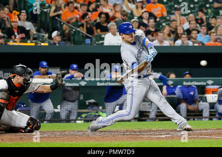 Baltimore, Stati Uniti d'America. Xix Sep, 2018. Toronto Blue Jays Catcher #21 Luca Maile oscilla in un passo durante un Major League Baseball gioco tra il Baltimore Orioles e il Toronto Blue Jays a Camden Yards a Baltimora, MD. Justin Cooper/CSM/Alamy Live News Foto Stock