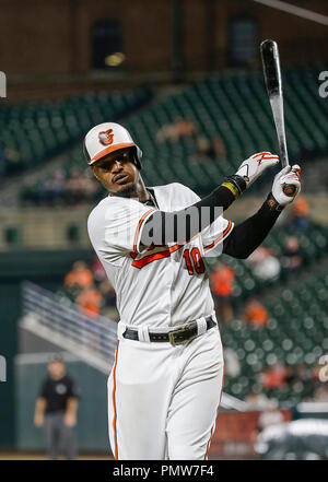 Baltimore, Stati Uniti d'America. Xix Sep, 2018. Baltimore Orioles Fielder destra #10 Adam Jones prende un warm up swing durante un Major League Baseball gioco tra il Baltimore Orioles e il Toronto Blue Jays a Camden Yards a Baltimora, MD. Justin Cooper/CSM/Alamy Live News Foto Stock