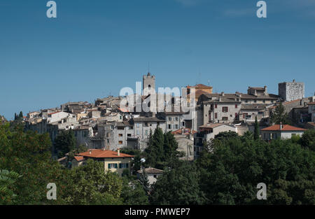 Vista della cittadina medievale di Vence, vicino a Nizza, famoso per la sua connessione con la partecipazione di artisti e scrittori. Foto Stock