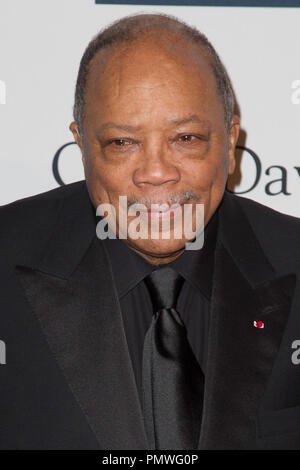 Quincy Jones arriva a Clive Davis & La Recording Academy's 2013 Pre-GRAMMY Gala e salutare per l'industria le icone in onore di Antonio "L.A.' Reid presso il Beverly Hilton Hotel il 9 febbraio 2013 a Beverly Hills, la California. (Foto di Eden Ari FRF / Pacific Rim Photo Press) Riferimento File # 31833 134PRPPEA per solo uso editoriale - Tutti i diritti riservati Foto Stock