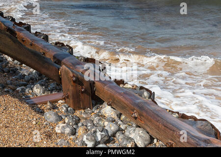 Pennelli in legno e revetments, fatiscente sulla West Runton Beach, North Norfolk. Foto Stock