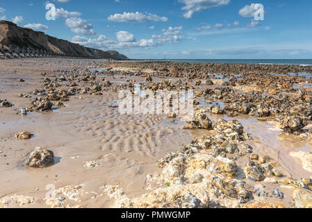 Pennelli in legno e revetments, fatiscente sulla West Runton Beach, North Norfolk. Foto Stock