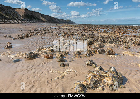 Pennelli in legno e revetments, fatiscente sulla West Runton Beach, North Norfolk. Foto Stock