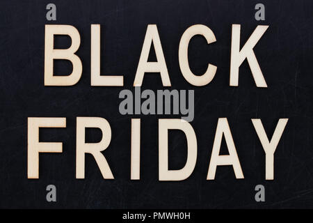 Venerdì nero - testo in lettere in legno sulla lavagna. Copia dello spazio. Foto Stock