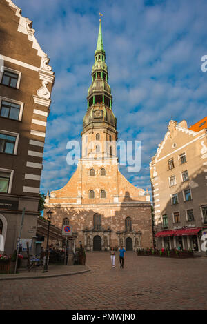 Riga Old Town, Vista al tramonto lungo Peterbaznicas Iela verso l'800 anni la Chiesa di San Pietro nel centro medievale della città vecchia di Riga, Lettonia. Foto Stock
