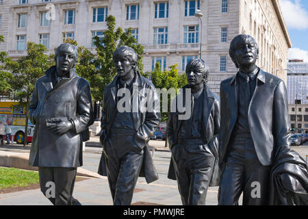 Liverpool Merseyside George Pier Head statua in bronzo del Beatles Andy Edwards 2015 Fab Four Paul McCartney John Lennon George Harrison Ringo Starr Foto Stock