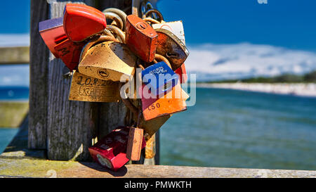 In prossimità del cuore rosso pad lock sul mar Baltico, Bokeh luce effettuata Foto Stock