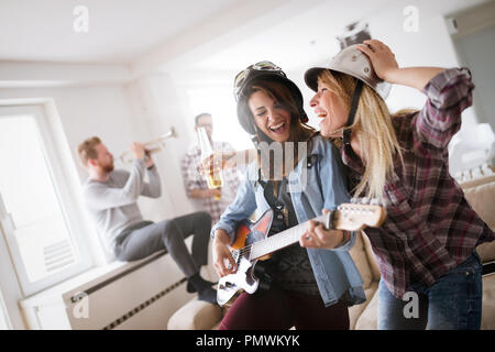 Gruppo di amici divertendosi, festeggiando e bere Foto Stock