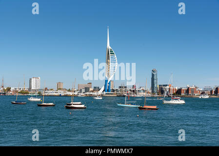 Lungomare di Portsmouth, visto attraverso il porto da Gosport, Hampshire REGNO UNITO Foto Stock