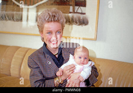 Erzherzogin Michaela von Habsburg mit Kindern in New York, Stati Uniti d'America 1987. L'arciduchessa Michaela degli Asburgo con i bambini a New York, Stati Uniti d'America 1987. Foto Stock