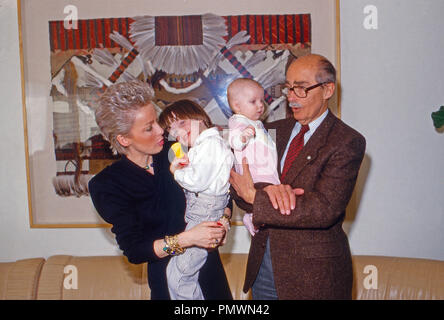 Erzherzogin Michaela von Habsburg mit ihrem Vater Otto und ihren Kindern in New York, Stati Uniti d'America 1987. L'arciduchessa Michaela degli Asburgo con suo padre otto e i suoi figli a New York, Stati Uniti d'America 1987. Foto Stock