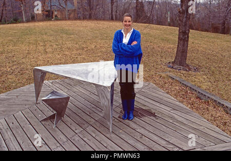 Erherzogin Gabriela von Habsburg Mit einem ihrer Objekte als Bildhauerin, 1991. L'arciduchessa Gabriela degli Asburgo con una delle sue sculture, 1991. Foto Stock