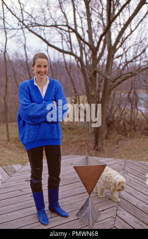 Erherzogin Gabriela von Habsburg Mit einem ihrer Objekte als Bildhauerin, 1991. L'arciduchessa Gabriela degli Asburgo con una delle sue sculture, 1991. Foto Stock