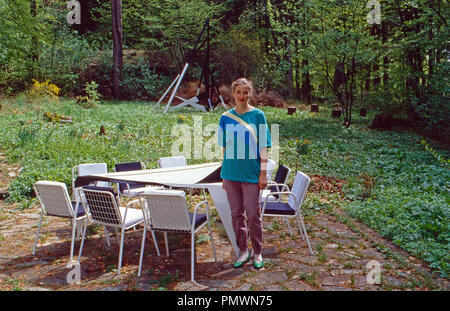 Erherzogin Gabriela von Habsburg Mit einem ihrer Objekte als Bildhauerin, 1991. L'arciduchessa Gabriela degli Asburgo con una delle sue sculture, 1991. Foto Stock