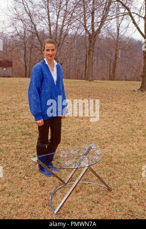 Erherzogin Gabriela von Habsburg Mit einem ihrer Objekte als Bildhauerin, 1991. L'arciduchessa Gabriela degli Asburgo con una delle sue sculture, 1991. Foto Stock