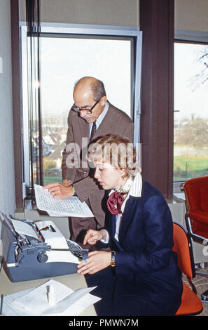 Erherzogin Gabriela von Asburgo Vater Otto mit circuizione Sekretärin, 1991. L'arciduchessa Gabriela degli Asburgo il padre Otto con il suo assistente personale, 1991. Foto Stock