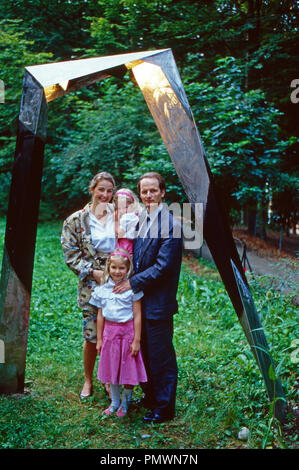 Erherzogin Gabriela von Habsburg mit Ehemann Christian Meister und Kindern, 1991. L'arciduchessa Gabriela degli Asburgo con suo marito Christian Meister e bambini, 1991. Foto Stock