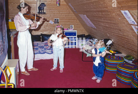 Erherzogin Gabriela von Habsburg mit den Töchtern beim Geige spielen, 1991. L'arciduchessa Gabriela degli Asburgo a suonare il violino con le sue figlie, 1991. Foto Stock