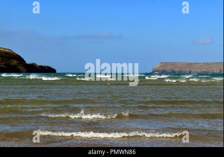 La marea di declino in un vento forte off Tregirls Beach. Foto Stock