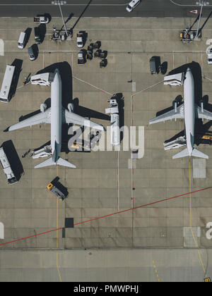 Vista da sopra gli aeroplani commerciali di essere serviti, preparato su asfalto in aeroporto Foto Stock