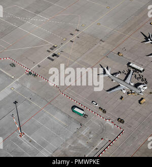 Vista aerea di imbarco passeggeri aereo commerciale su asfalto in aeroporto Foto Stock