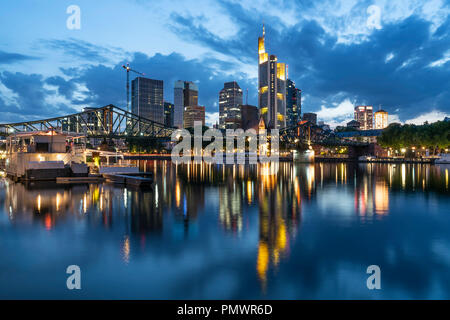 Skyline, Eisener Steg, fiume Main, Commerzbank, twilight, Francoforte, Hessen, Germania Foto Stock