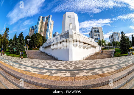 Samara, Russia - 15 Settembre 2018: monumento barca presso il city embankmen del fiume Volga. Vista fisheye Foto Stock