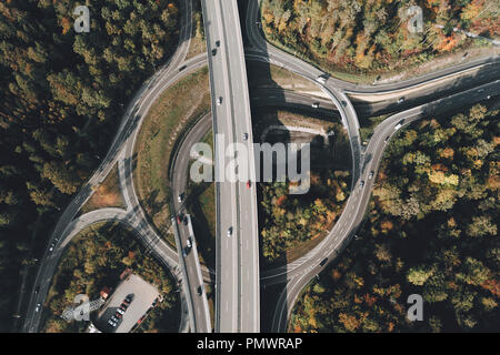 Vista da sopra che interseca le superstrade, Stoccarda, Baden-Wuerttemberg, Germania Foto Stock