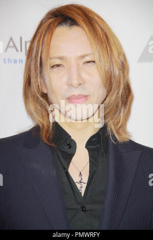 Yoshiki 01/11/2013 Cinema per la Pace della Fondazione Gala 2013 per l umanità in onore di Ben Affleck e l est del Congo iniziativa tenutasi presso il Beverly Hills Hotel di Beverly Hills, CA Foto di Izumi Hasegawa / HNW / PictureLux Foto Stock