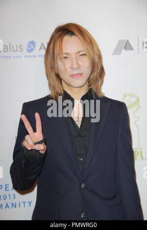 Yoshiki 01/11/2013 Cinema per la Pace della Fondazione Gala 2013 per l umanità in onore di Ben Affleck e l est del Congo iniziativa tenutasi presso il Beverly Hills Hotel di Beverly Hills, CA Foto di Izumi Hasegawa / HNW / PictureLux Foto Stock