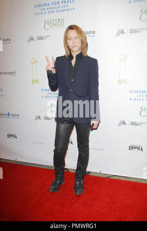 Yoshiki 01/11/2013 Cinema per la Pace della Fondazione Gala 2013 per l umanità in onore di Ben Affleck e l est del Congo iniziativa tenutasi presso il Beverly Hills Hotel di Beverly Hills, CA Foto di Izumi Hasegawa / HNW / PictureLux Foto Stock