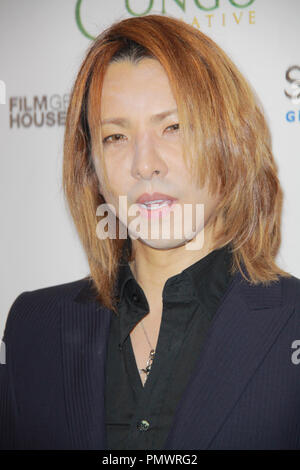 Yoshiki 01/11/2013 Cinema per la Pace della Fondazione Gala 2013 per l umanità in onore di Ben Affleck e l est del Congo iniziativa tenutasi presso il Beverly Hills Hotel di Beverly Hills, CA Foto di Izumi Hasegawa / HNW / PictureLux Foto Stock