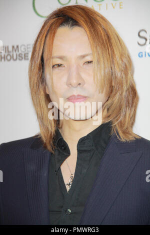 Yoshiki 01/11/2013 Cinema per la Pace della Fondazione Gala 2013 per l umanità in onore di Ben Affleck e l est del Congo iniziativa tenutasi presso il Beverly Hills Hotel di Beverly Hills, CA Foto di Izumi Hasegawa / HNW / PictureLux Foto Stock