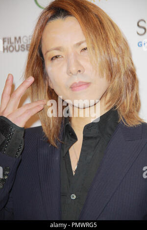 Yoshiki 01/11/2013 Cinema per la Pace della Fondazione Gala 2013 per l umanità in onore di Ben Affleck e l est del Congo iniziativa tenutasi presso il Beverly Hills Hotel di Beverly Hills, CA Foto di Izumi Hasegawa / HNW / PictureLux Foto Stock