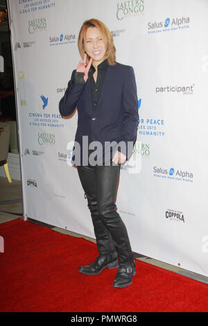 Yoshiki 01/11/2013 Cinema per la Pace della Fondazione Gala 2013 per l umanità in onore di Ben Affleck e l est del Congo iniziativa tenutasi presso il Beverly Hills Hotel di Beverly Hills, CA Foto di Izumi Hasegawa / HNW / PictureLux Foto Stock