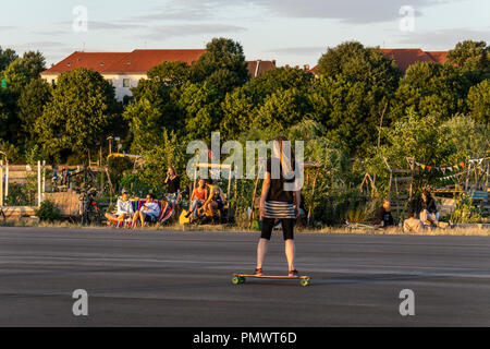 Tempelhofer Feld, rullo scater a ex zona aeroporto Tempelhof, Urban garden, scena alternativa, Berlino Foto Stock