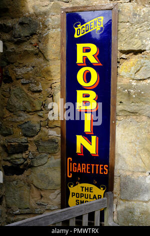 Vintage Robin sigarette signage a Ryedale Folk Museum, Hutton Le Hole, Yorkshire Regno Unito Foto Stock