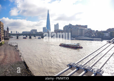 Bellissimo paesaggio e il paesaggio urbano in vista di Londra dal fiume Tamigi dal Millennium Bridge, London, Regno Unito Foto Stock