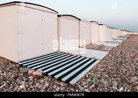 Una fila di case sulla spiaggia a Le Havre al crepuscolo. Foto Stock