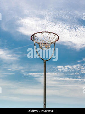 Il paniere di netball visto nel cielo. Foto Stock