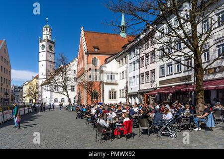 Altstadt von Ravensburg, Blaserturm, Waaghaus, Rathaus, Strassenscafes, Baden Wuertemberg, Deutschland Foto Stock