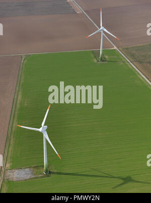 Vista aerea turbine eoliche in campi agricoli vicino a Francoforte, Hessen, Germania Foto Stock