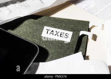 Chiudere le imposte di file e documenti di finanza Foto Stock