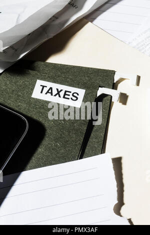 Chiudere le imposte di file e documenti di finanza Foto Stock