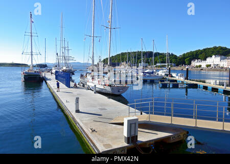 Yacht ormeggiati al molo nord galleggianti a Oban, Argyll & Bute, Scozia Foto Stock